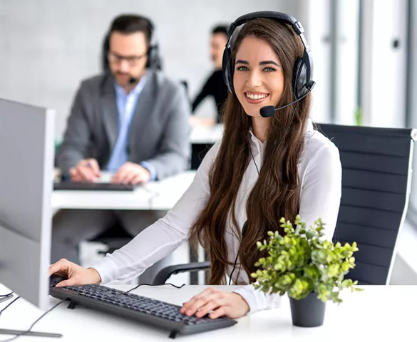 A customer service agent helping a client with full context on their screen